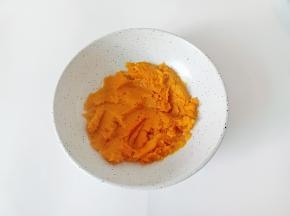 蒸好的南瓜取250克用勺子撵成泥。