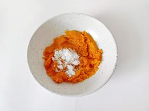 趁热加入绵白糖拌匀。