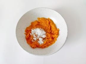 趁热加入绵白糖拌匀。