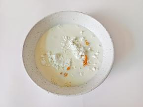 加纯牛奶顺着一个方向搅拌均匀。