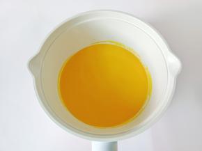 搅拌好后过筛一遍，这样成品更加细腻。