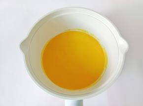 搅拌好后过筛一遍，这样成品更加细腻。