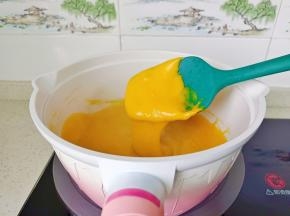 搅拌至面糊可以挂在铲子上。