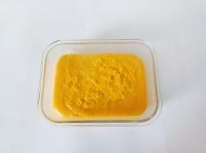 玻璃盘子刷一层油，再倒入南瓜面糊【刷了食用油好脱模】凉透后放冰箱冷藏至凝固。