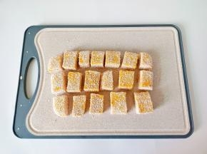 撒是椰蓉，每个都裹上一层。