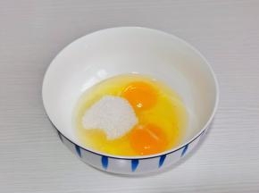 首先将鸡蛋磕入碗中+细砂糖打至均匀。