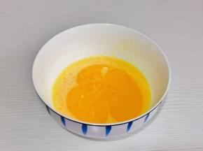 加入玉米油打至完全融合。