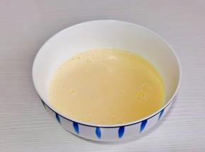 加入牛奶抽打均匀。