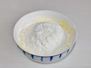 筛入低筋面粉与泡打粉。