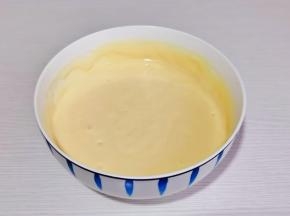 打至无干粉状态，提起打蛋器顺滑低落即可，面糊装入裱花袋中。