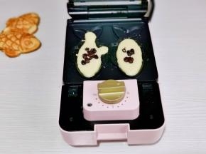 三明治机器预热1分钟，烤盘刷油，挤入一半面糊，蜜豆放中间。