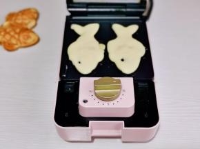 最后面糊把模具填满就好啦！