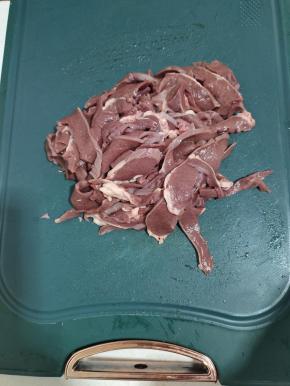 猪心切成四瓣，去掉里面的筋膜，放入碗里加入适量的清水浸泡5分钟左右，浸泡出里面的血水，再捞出控水，清洗干净，挤掉猪心里面的水分，放在案板上切成薄片！（尽快切的薄一点，这样才会更容易入味儿！）