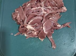 猪心切成四瓣，去掉里面的筋膜，放入碗里加入适量的清水浸泡5分钟左右，浸泡出里面的血水，再捞出控水，清洗干净，挤掉猪心里面的水分，放在案板上切成薄片！（尽快切的薄一点，这样才会更容易入味儿！）