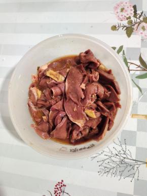 碗中放入两勺生抽，一勺料酒，一勺胡椒粉，一勺麻辣鲜，抓拌均匀，再加入一勺玉米淀粉抓拌均匀，使每一片猪心都薄薄的裹上一层玉米淀粉，再放入适量的香油抓拌均匀，这样可以锁住里面的水分，吃起来更嫩！腌制10分钟左右！