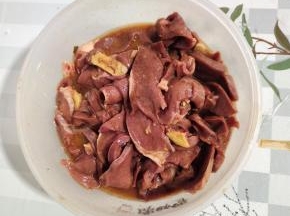 碗中放入两勺生抽，一勺料酒，一勺胡椒粉，一勺麻辣鲜，抓拌均匀，再加入一勺玉米淀粉抓拌均匀，使每一片猪心都薄薄的裹上一层玉米淀粉，再放入适量的香油抓拌均匀，这样可以锁住里面的水分，吃起来更嫩！腌制10分钟左右！