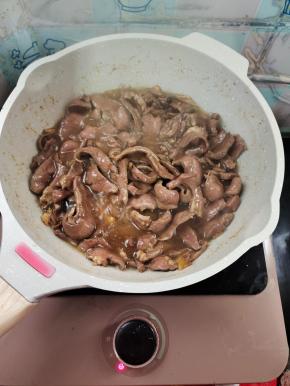 起锅烧油，放入腌制好的猪心煸炒至肉片变色，盛出备用！（也可以水开倒入猪心，用筷子轻轻的划开，划开后不要动它，以防脱浆！水开后控水捞出备用！）