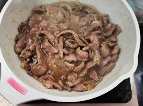 起锅烧油，放入腌制好的猪心煸炒至肉片变色，盛出备用！（也可以水开倒入猪心，用筷子轻轻的划开，划开后不要动它，以防脱浆！水开后控水捞出备用！）