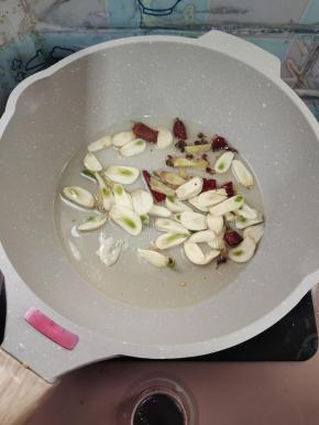 起锅烧油，放入生姜，蒜瓣，花椒，干辣椒爆香！