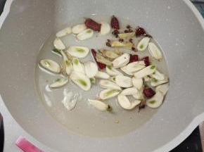 起锅烧油，放入生姜，蒜瓣，花椒，干辣椒爆香！