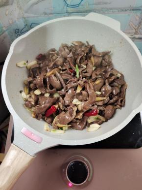 倒入猪心爆炒片刻！