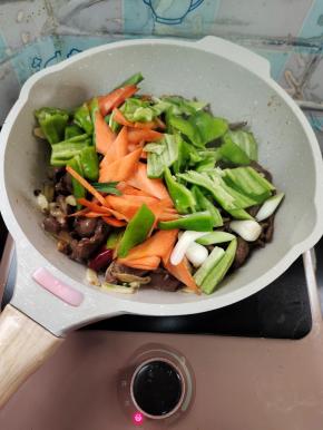 放入青椒，胡萝卜，蒜苗翻炒均匀！