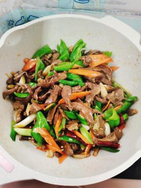 起锅前放入适量的鸡精翻炒均匀即可！