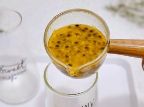 首先百香果肉倒入杯中。