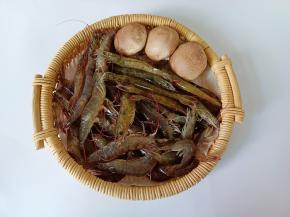 今天35元一斤买的对虾。