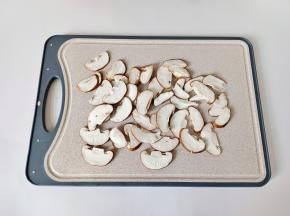 香菇清洗干净后切成薄片。