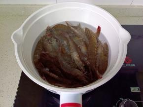 对虾挑出虾线，冷水下锅。