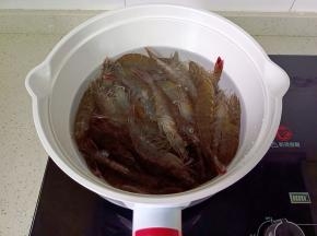 对虾挑出虾线，冷水下锅。