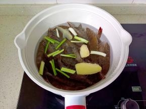 加入生姜片、葱段。