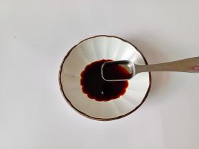 生抽一勺，蚝油一勺，醋半勺。