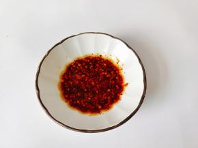 辣椒酱一勺，芝麻油一勺拌均匀。