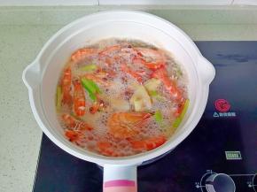 大火煮开后煮到对虾变红变弯曲即可关火！