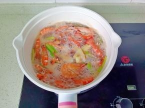 大火煮开后煮到对虾变红变弯曲即可关火！