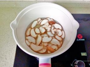 锅里水开后放香菇焯水捞出。