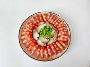 对虾剪去虾头虾尾，再剥壳依次摆盘码好，中间放上香菇片，葱丝。