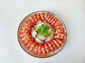 对虾剪去虾头虾尾，再剥壳依次摆盘码好，中间放上香菇片，葱丝。