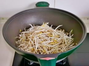 豆芽焯下水，烫软捞出即可。