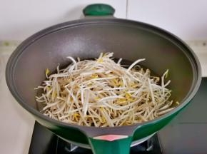 豆芽焯下水，烫软捞出即可。