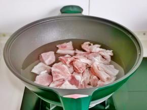 排骨冷水下锅烧开煮2分钟捞出，温水冲洗干净。