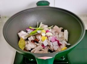 起油锅倒入排骨翻炒，加入葱姜蒜，洋葱，八角桂皮香叶。