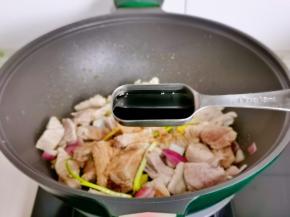 加入红烧酱油。