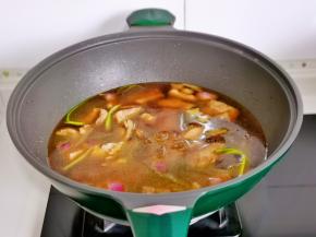 加水，冰糖，水量没过食材为佳。