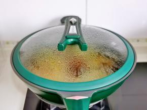 盖上盖子烧开转小火炖35分钟左右。