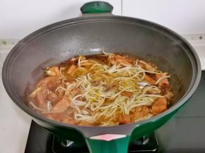 排骨烂后加入豆芽再炖10分钟。