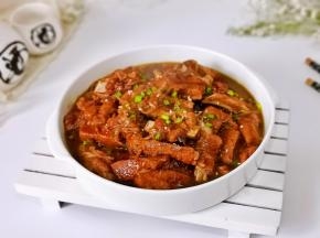 装盘撒葱花芝麻即可。