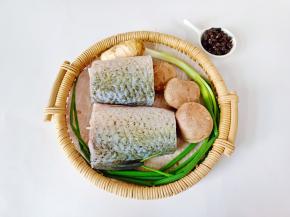 草鱼清洗后去头尾。